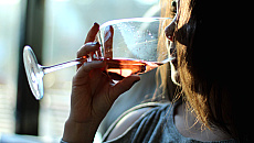 Problem ukryty w czterech ścianach. Coraz więcej kobiet uzależnionych od alkoholu Problem ukryty w czterech ścianach. Coraz więcej kobiet uzależnionych od alkoholu